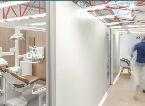 Salle de soins avec fauteuil dentaire